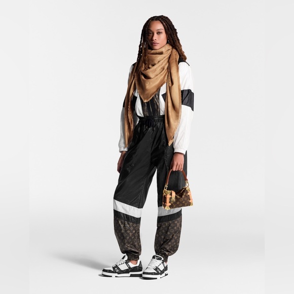 Louis Vuitton Other - LOUIS VUITTON Scarves T. silk CARAMEL Scarf